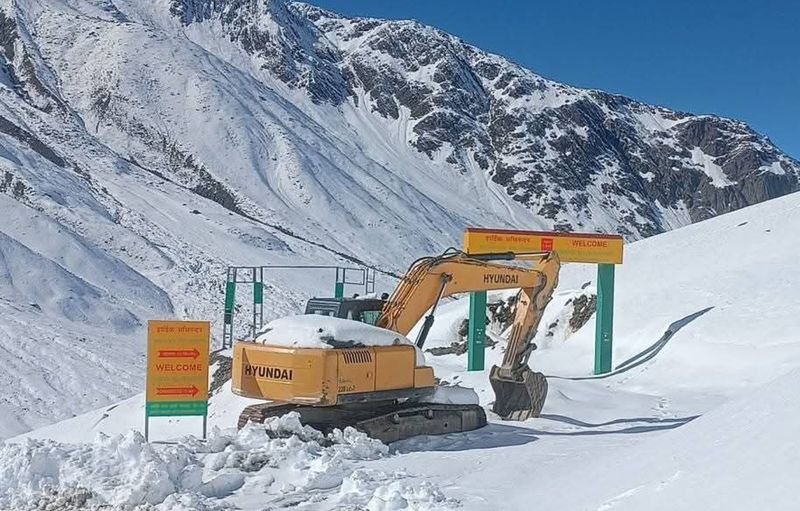 BRO clearing snow Kunzum Pass road