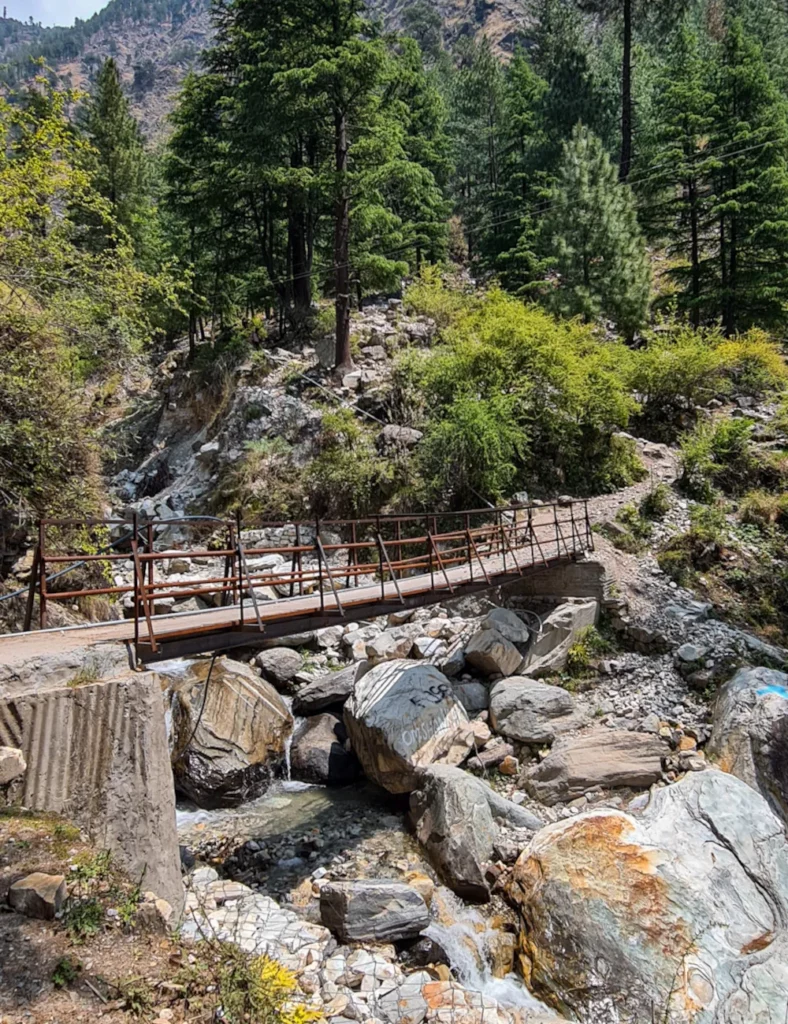 A small bridge crossing the stream up towards Rasol