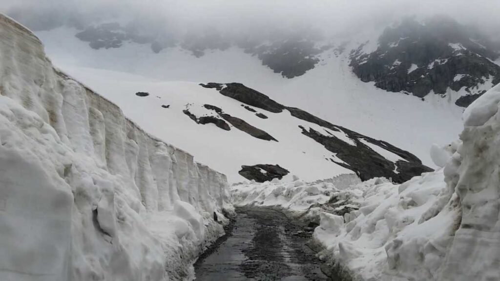 Sach Pass road status today near snow section