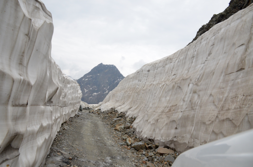 Sach Pass road status today near snow section